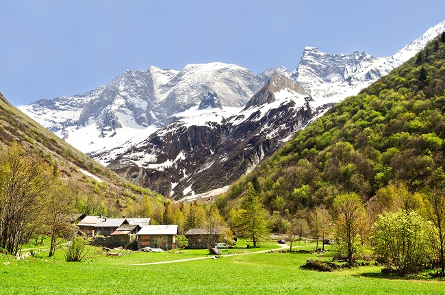 Vue sur les Alpes enneigés