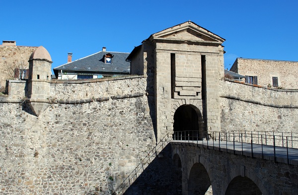 L'entrée de Mont-Louis à proximité des Angles