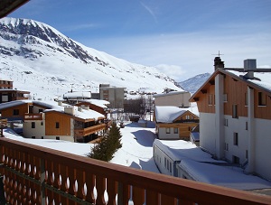 Station d'Alpe d'Huez avec des chalets